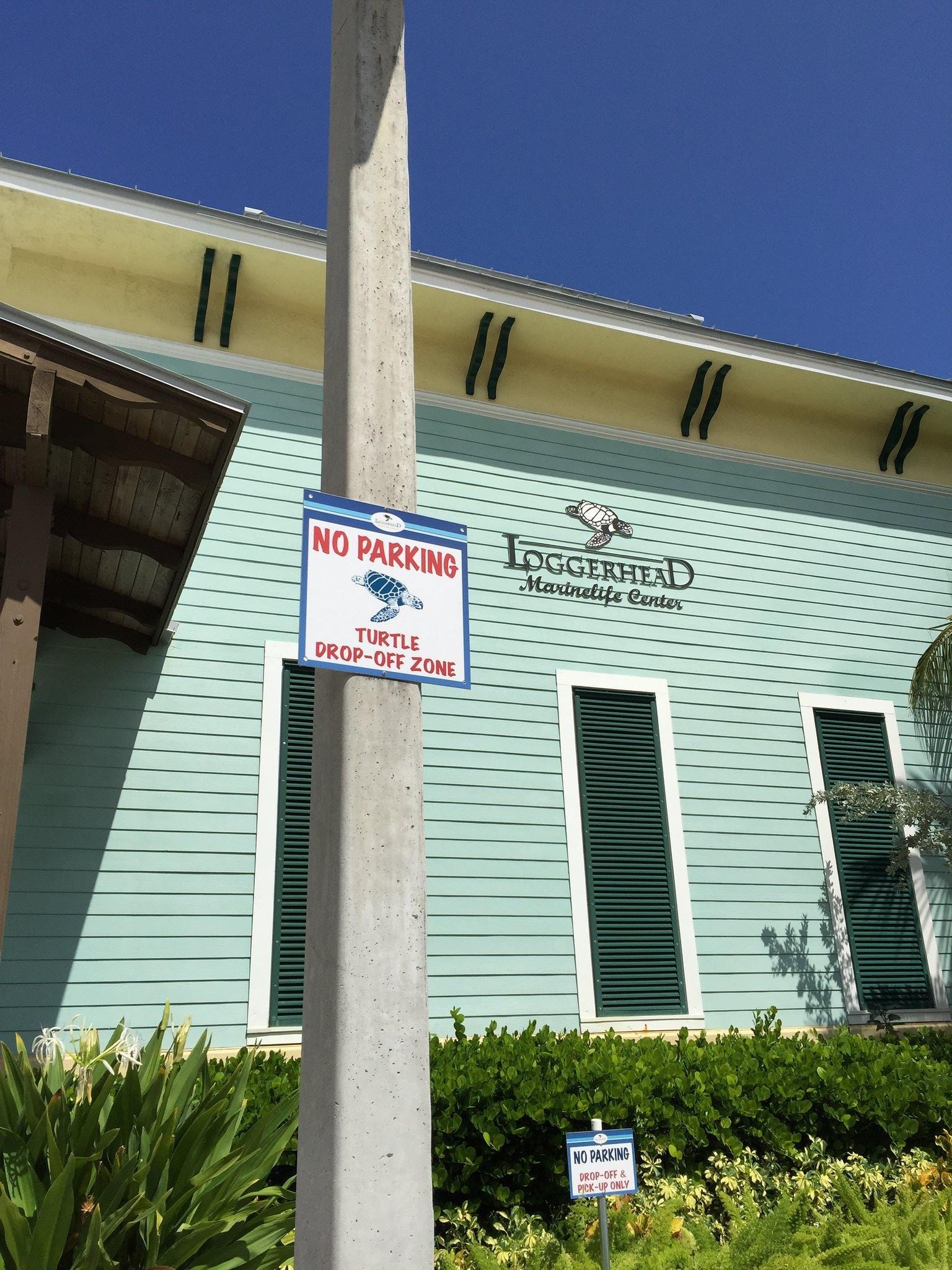 Loggerhead Marinelife Center entrance with turtle rescue drop-off sign