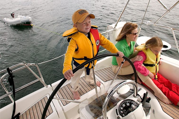 Kids-steering-sailboat-755x504