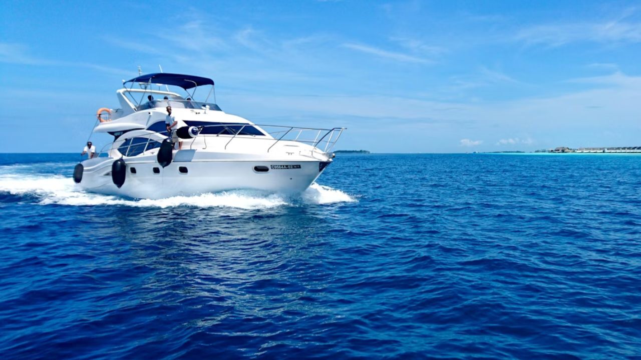 How Much Does It Cost to Charter a Yacht in Delray Beach for a Half Day Versus a Full Day?